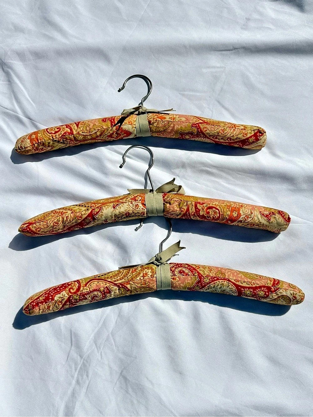 Set of 3 Padded Paisley Hangers Red & Cream